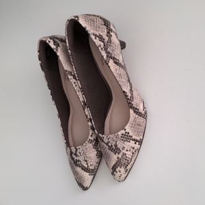 NWOT Clarks faux snakeskin pumps size 5.5